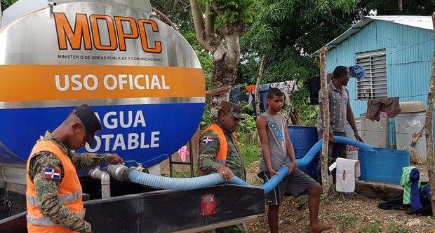 Representantes de Obras Públicas brindan ayuda a damnificados por los recientes huracanes Irma y María. 