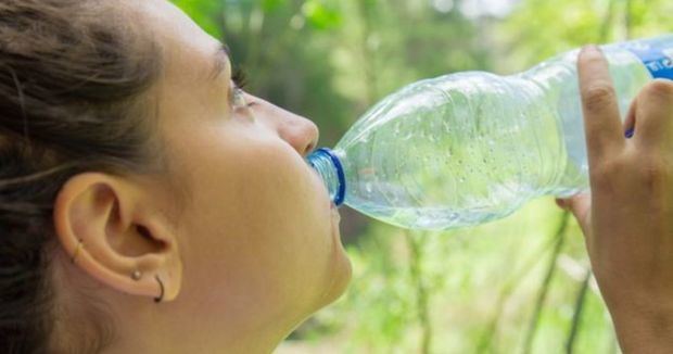 Recomiendan evitar comprar líquidos en botellas plásticas.