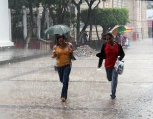 Aguaceros dispersos en algunas localidades así como temperaturas calurosas