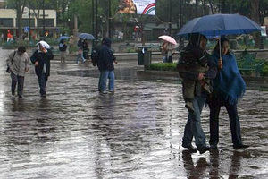 Temperaturas agradables. Nublados con aguaceros y tormentas eléctricas 