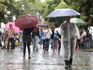 Aumentos nubosos con aguaceros dispersos, aisladas tronadas y temperaturas calurosas