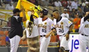 Águilas vencen Gigantes y se acercan a la cima del béisbol dominicano