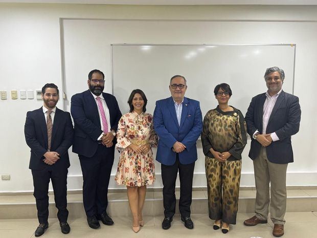 De izquierda a derecha, los nuevos directivos de la IADP, grupo dominicano: Eduardo Risk, Emery Colomby Rodríguez, Ricardo Rojas León, Luz Díaz, Alejandro Mercedes Zorilla y Elio José Delgado.
