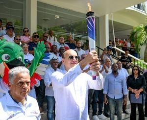 El alcalde Ulises Rodríguez recibe la Antorcha de los XXV Juegos Centroamericanos y del Caribe en Santiago