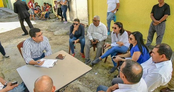 David Collado reunido con las comunidades