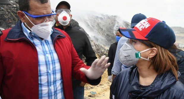 Alcaldes constatan situación del incendio en el vertedero de Duquesa.