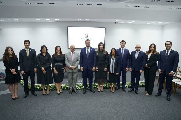 Cámara de Diputados reconoce a la ANJE, por su contribución a la
institucionalidad, la democracia y destacada labor en organización de debates
electorales.
