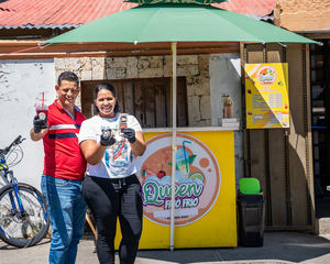 Alejo y Reyna, emprendedores solidarios: Su heladería apoya causas locales