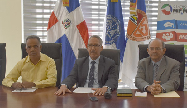 Decano de la Facultad, Maestro Ramón Desangles, el Presidente de la UNSAE, Licenciado Francisco Capellán y  el Maestro Héctor Sánchez, en su calidad de Director del Centro MIPYMES –UASD  