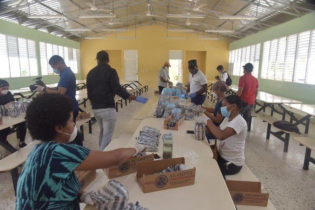 Ministerio de Educación en Monte Plata entrega alimentos