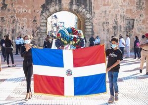 CONANI depositó de una ofrenda floral en el Altar de la Patria.