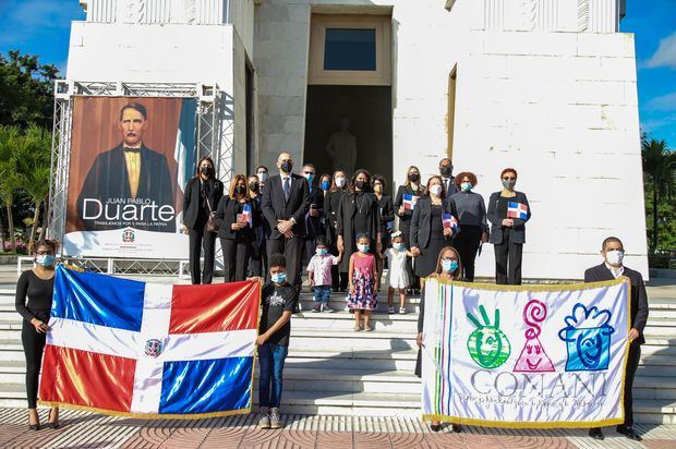 El Consejo Nacional para la Niñez y Adolescencia (CONANI) rindió tributo hoy a la memoria de los Padres de la Patria.