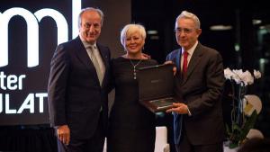 Expresidente Álvaro Uribe recibió el premio MasterMind Latino 2018