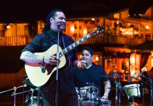 Amaury Gutiérrez cantó y encantó al público en Pelícano Beach