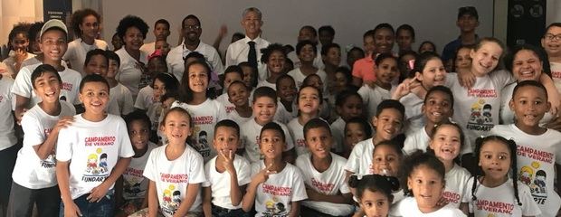 Un grupo de niños muestra sus trabajos realizados durante el campamento de artesanía de la Fundación Fundarte, clausurado en las Ruinas de San Francisco.