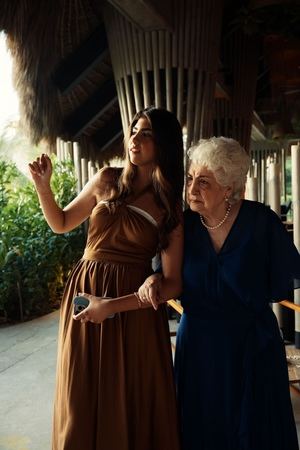 Amelia Garip Yeara y Mercedes Toral de Hazoury.