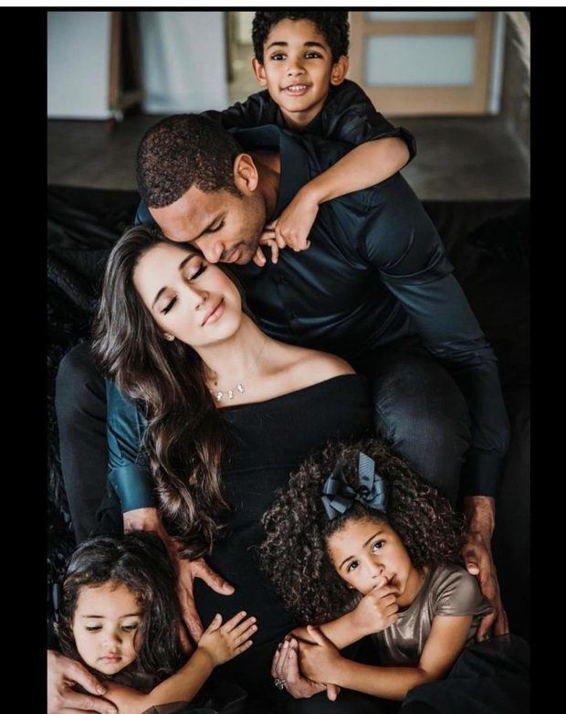 Amelia Vega y Al Horford junto a sus tres hijos.