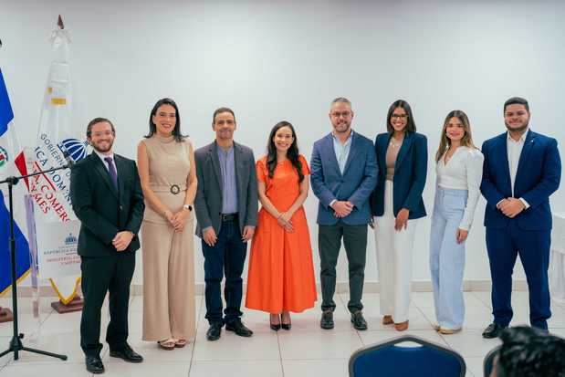 De izquierda a derecha, los señores José Alfredo Sánchez, Carolina Morales, Marco
Marmolejos, Ilena Rosario, Yaqui Núñez, Anabel Luna, Gabriela Noboa y Luigi Pastrano.