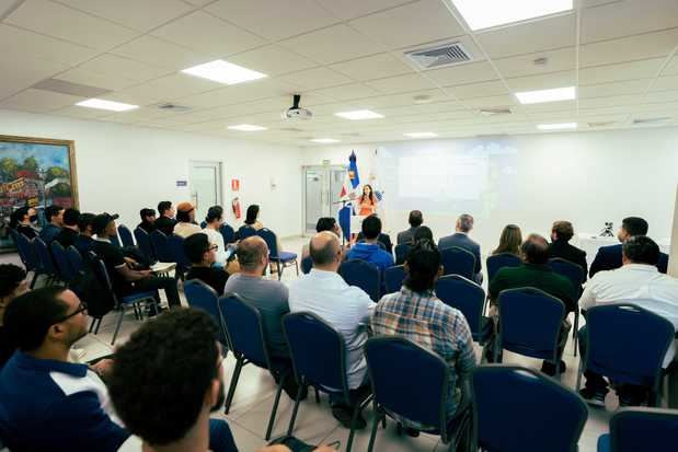 El objetivo del programa intensivo es fortalecer las habilidades técnicas y
profesionales de jóvenes dominicanos en la industria de los videojuegos.
