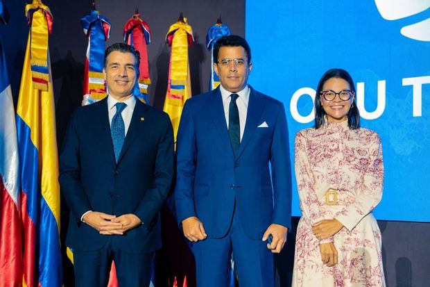 De izquierda a derecha, los señores Christopher Paniagua, David Collado y Natalia Bayona.