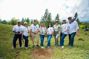 De izquierda a derecha, los señores Leonel Ng, Ana Amelia Rivera, José Mármol, Dinorah Grullón, Mariel Bera, Inmaculada Adames, María Baria y Esteban Martínez-Murga.