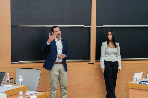 De izquierda a derecha, los señores José Arias y Leslie Calzado.
