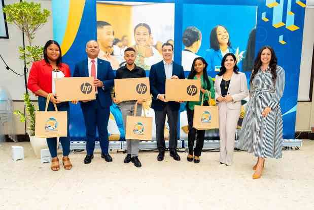 De izquierda a derecha, los señores Yuleyddy Zabala, Leonel Ng, Noel Suncar,
Christopher Paniagua, Orquídea Rincón, Mariel Bera y Kristie Farias.