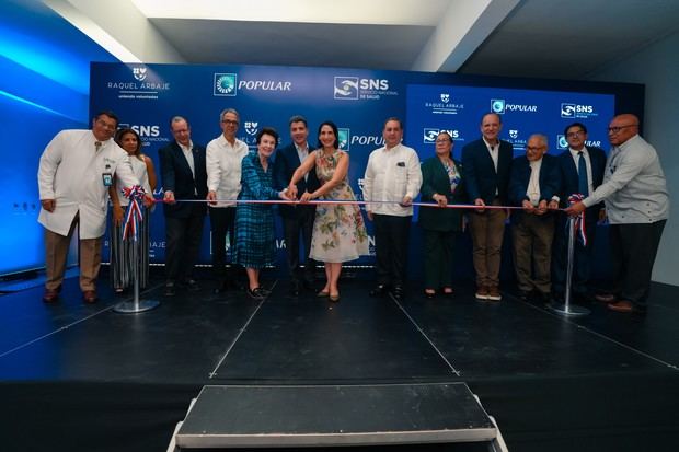 De izquierda a derecha, los señores Miguel Ortega, Betzabé
Balbuena de Bermúdez, José Armando Bermúdez, José Mármol, Sonia Guzmán, Christopher
Paniagua, Raquel Arbaje, Mario Lama, Rosa María Santos, Ulises Rodríguez, Valentín Reinoso,
Bernardo Hilario y Cayetano Collado Cruz.