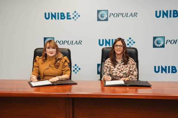 De izquierda a derecha, las señoras Antonia Antón de Hernández y Odile Camilo
Vincent.