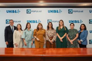 De izquierda a derecha, los señores Joel García, María Badía, María Povedano,
Antonia Antón de Hernández, Odile Camilo Vicent, Loraine Amell Bogaert, Marien de Moya y
Heidy Carol Reyes.