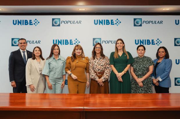 De izquierda a derecha, los señores Joel García, María Badía, María Povedano,
Antonia Antón de Hernández, Odile Camilo Vicent, Loraine Amell Bogaert, Marien de Moya y
Heidy Carol Reyes.