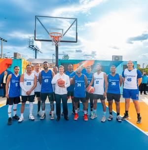 El presidente ejecutivo del Banco Popular, señor Christopher Paniagua, junto a
empleados del equipo de baloncesto de la institución.