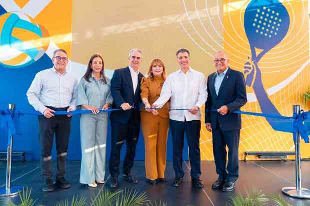 De izquierda a derecha, los señores José Hernández Caamaño, María Povedano,
René Grullón, Antonia Antón de Hernández, Christopher Paniagua y Juan Lehoux.