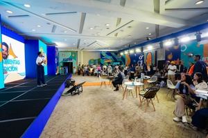 La jornada educativa integró talleres sobre ahorro, planificación financiera y estrategias de comunicación en redes sociales.