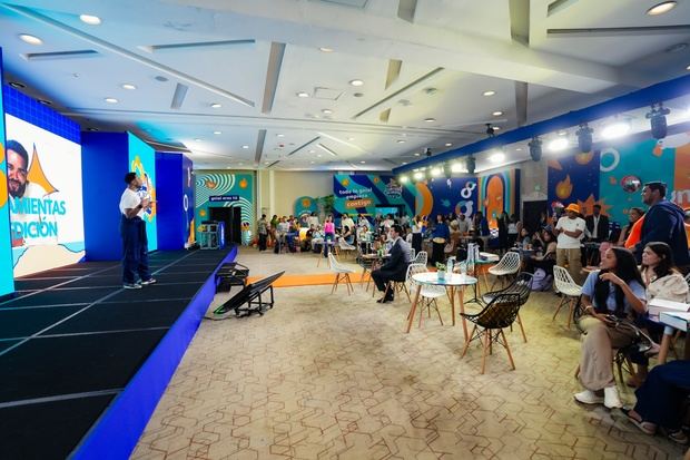 La jornada educativa integró talleres sobre ahorro, planificación financiera y estrategias de comunicación en redes sociales.