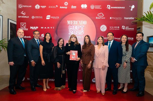 De izquierda a derecha, los señores Miguel Peláez, Joel García, Teresa Medina,
Soraya Sánchez, Antonia Antón de Hernández, María Povedano, María Badía, Eduardo
Pimentel, Silvia Pesquera y Carlos Gabriel Días.