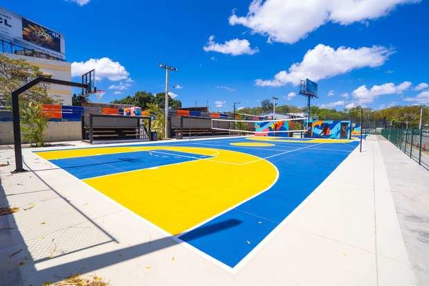 El centro cuenta con dos canchas híbridas para la práctica de baloncesto y voleibol.