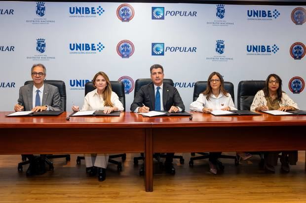 De izquierda a derecha, los señores José Mármol, Carolina Mejía, Christopher
Paniagua, Odile Camilo Vincent y Vanessa Espaillat.
