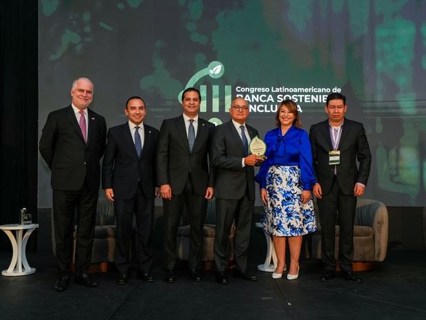 De izquierda a derecha, los señores Alejandro Fernández Whipple, Francisco
García, Robinson Bou, Juan Lehoux, Rosanna Ruiz, y Jorge Saza.