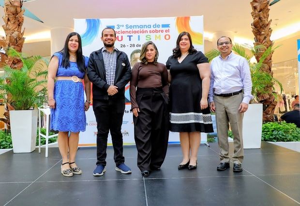 Anfitriones y equipo del CAID.