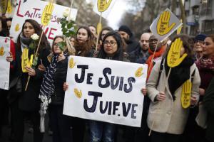 Miles de manifestantes condenan en París el asesinato de una anciana judía