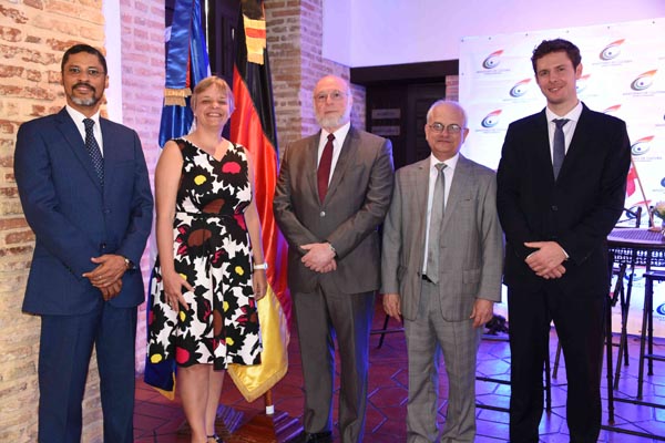 Alberto del Rincóm, director del Sistema Nacional de Orquestas Sinfónicas Infantiles y Juveniles; Sabine Bloch, embajadora de Alemania; Pedro Vergés, ministro de Cultura; Cayo Claudio Espinal, viceministro de Creatividad y Participación Popular y Lennart Mou, miembro del Consejo de Orquestas de la Universidad de Hamburgo.