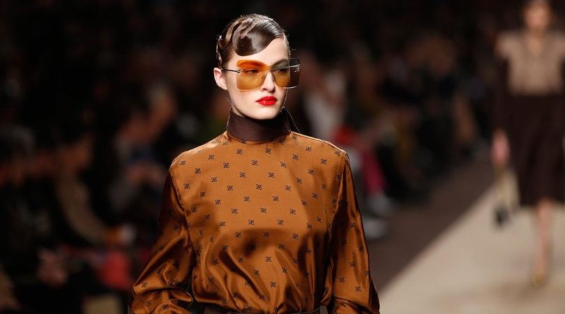 Fendi rinde tributo a Karl Lagerfeld en la pasarela de Milán 