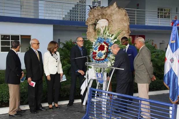 Ofrenda floral ante el busto de Juan Pablo Duarte 