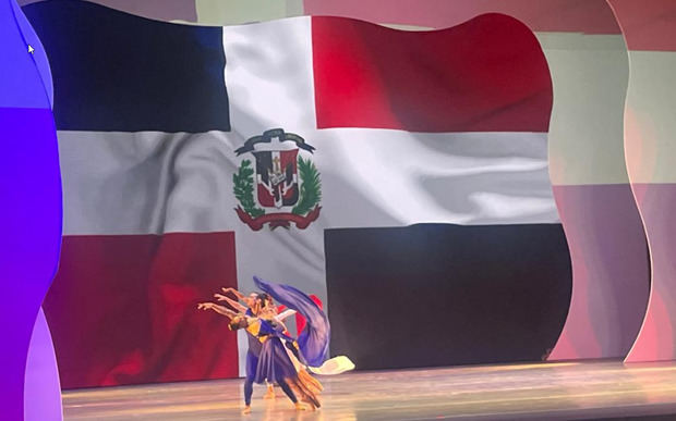 El espectáculo mostró una coreografía precisa, incisiva, limpia, matizada de gestos y giros sincronizados por encima de las directrices de lo hecho antes.