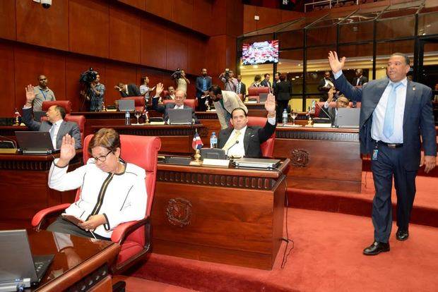 Senadores en el Congreso Nacional. 