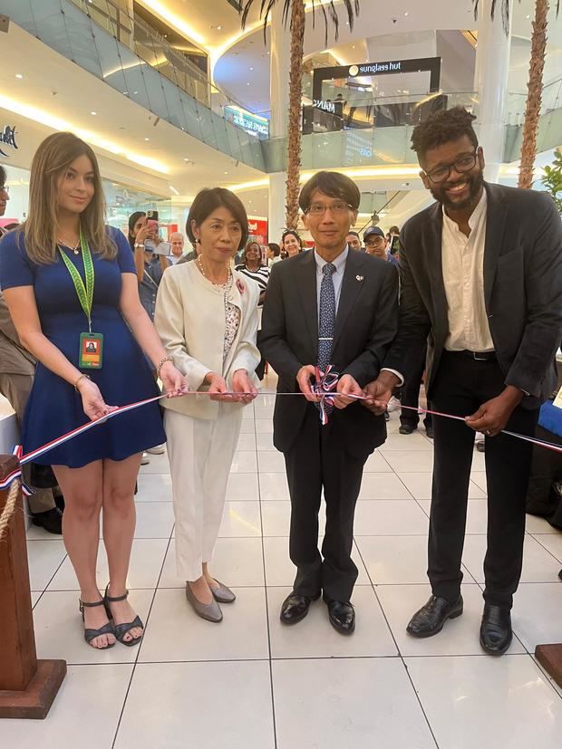 María Gabriela Cepeda Valverde, analista de eventos en Ágora; Hisako Hayakawa, esposa del Embajador de Japón; Hayakawa Osamu, embajador de Japón; Robert Sandro Rivera, presidente del Club de Bonsái / Foto: cortesía 
