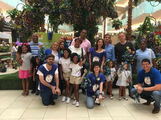 Equipo de voluntarios de MARDOM, con el padre Tomás García, niños y niñas de Fundación La Merced.