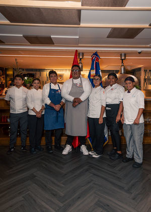 Chef Jim Echavarría y sus asistentes de cocina.