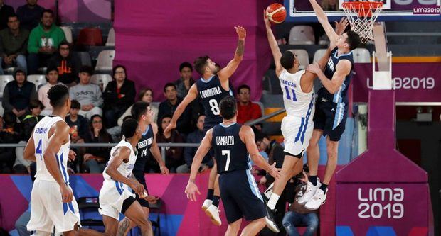 Eloy Vargas (2-d), dominicano, salta para encestar este jueves en un partido de baloncesto entre Argentina y República Dominicana en los Juegos Panamericanos 2019 en Perú.